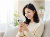 모바일로 지원금 정보를 확인하는 모습